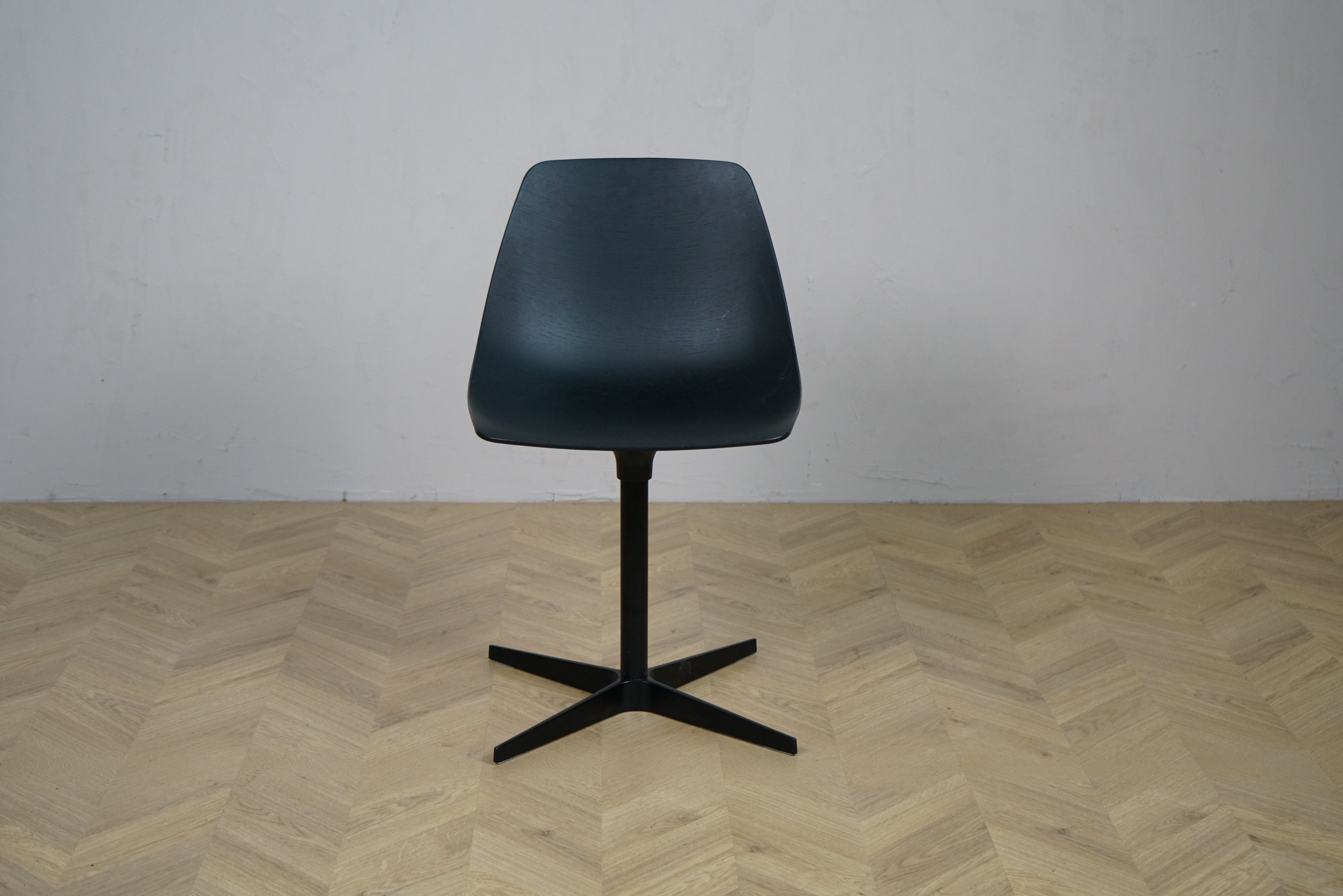 La Palma Miunn S162 sort stol med drejestel set forfra